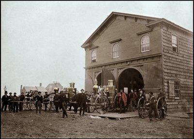 バラックの前でポーズをとる消防隊員、アレキサンドリア。バージニア州、アメリカ合衆国。1863.写真 作： Unknown photographer
