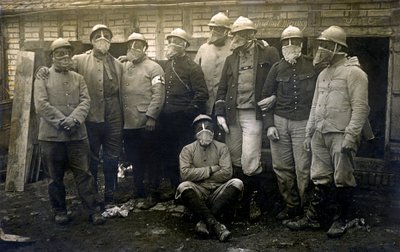 第一次世界大戦1914-1918（14-18）：カゼマットの前で写真撮影に応じるフランス兵と同盟国の兵士たち。全員がガスマスクを着用している。 作： Unknown photographer