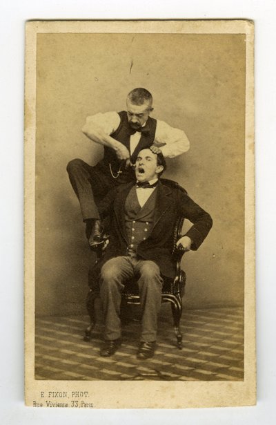 フランス、歯の引き抜き歯科医のプロの写真 作： Unknown photographer