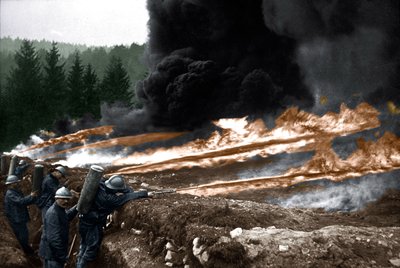 塹壕から火炎放射器を使うフランス兵、シュマン・デ・ダム 作： Unknown photographer