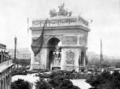 1885年6月1日、パリの凱旋門で行われたヴィクトル・ユーゴーの葬儀。 作： Unknown photographer
