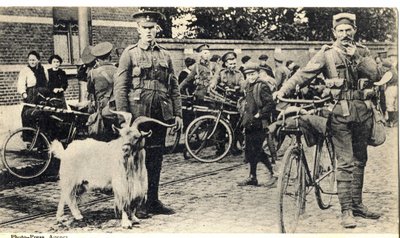ガット：第一次世界大戦中（1914～1918年）の兵士のマスコット。 作： Unknown photographer