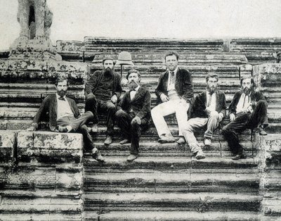 アンコールワットの階段にいるメコン川探検隊1866-1868年のメンバー（ガルニエ、ドゥダール、ラグレ）の集合写真。 作： Unknown photographer