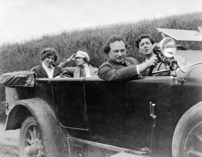 ヘレーネ・ベルク、アルマ・マーラー、フランツ・ヴェルフェル、アルバン・ベルクの車中写真 作： Unknown photographer