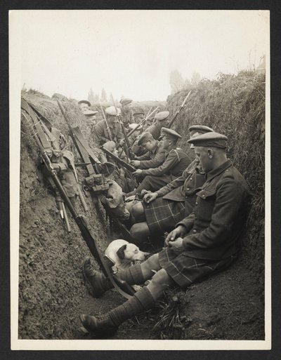 塹壕内のハイランド準州兵［フランス、ラ・ゴルグ］。1915年8月5日。 作： Unknown photographer