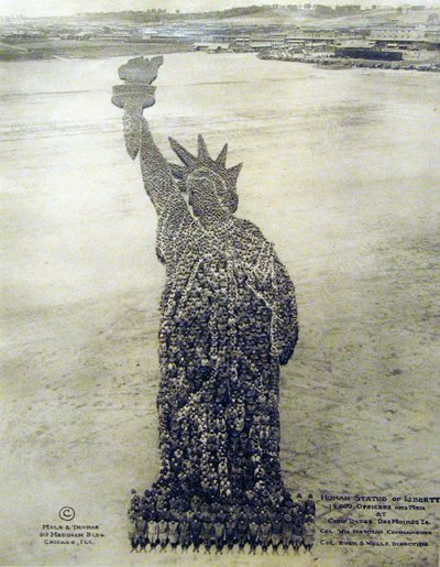 米兵が作った人間の自由の女神 作： Unknown photographer