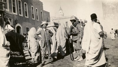 イタロ・トルコ戦争、トリポリタニア、宮廷前の人々と兵士たち 作： Unknown photographer