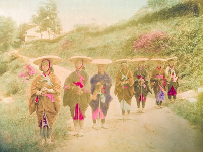 日本の女性たち田舎の道路に並ぶ7人の日本人女性。日本、1910年頃。 作： Unknown photographer