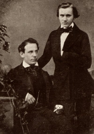 ヨハネス・ブラームス（1833-1897）ドイツの作曲家（立っている）、巡業で一緒だった難民のハンガリー人ヴァイオリニスト、エドゥアルド・レメニ（1828-1898）と（写真のハーフトーン 作： Unknown photographer