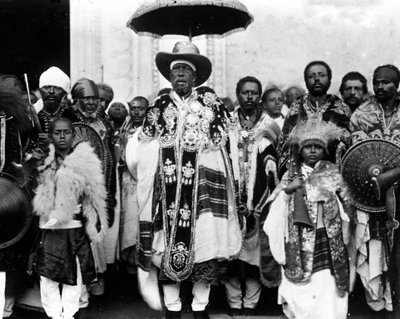 宮廷に囲まれたメネリク2世（1844〜1913年）。エチオピア 作： Unknown photographer