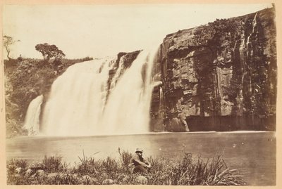 1882年頃、南アフリカ、ナタール州、ウンゲニ滝 作： Unknown