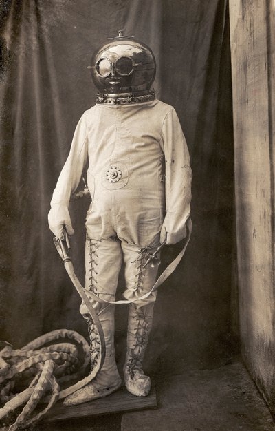 彼を火事から守るために潜水服を着た男 作： Unknown photographer