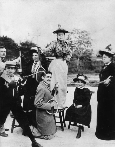 マルセル・プルースト (1871-1922) 1892 年ヌイイ (フランス) の椅子に立つジャンヌ・ポンケの前でテニス ラケットを持ってひざまずく 作： Unknown photographer