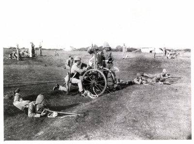 1890年頃、キングのメンバーであるガードナーガンによるヨークシャー軽歩兵の訓練 作： Unknown