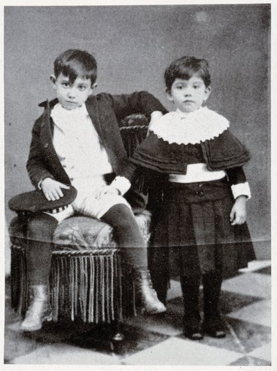 7歳の時のパブロ・ピカソとその妹 - Sabartesの「Picasso, iconographic documents」にて 作： Unknown photographer