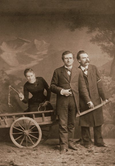 ポール・リー（1849-1901）イギリスの哲学者 - ルー・アンドレアス＝サロメ（1861-1937）（アンドレアス・サロメ）ロシアの精神分析医 - フリードリヒ・ニーチェ（1844-1900）ドイツの哲学者 - 1882年5月（ルツェルン、アトリエ・ジュール・ボネ 作： Unknown photographer
