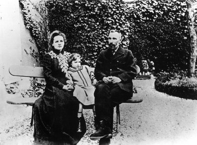 庭園のベンチに座るピエール（1859-1906）とマリー・キュリー（1867-1934）。 作： Unknown photographer