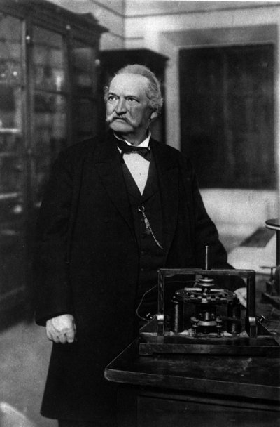 アントニオ・パシノッティの肖像 イタリアの物理学者（1841-1912）と彼の指輪（アネッロ）。 作： Unknown photographer
