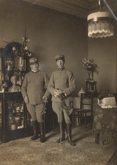 兵士に混じって撮影された制服姿のブルーノ・デ・ペレッリの肖像 作： Unknown photographer