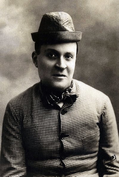 フランスの歌手であり、ミュージックホールのスターであったドラネム（1869-1935）の肖像。 作： Unknown photographer