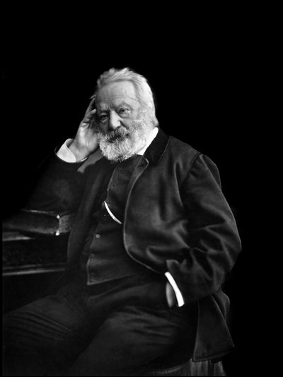 1880年頃のイギリス人作家Victor Hugoの肖像（モノクロ写真 作： Unknown photographer