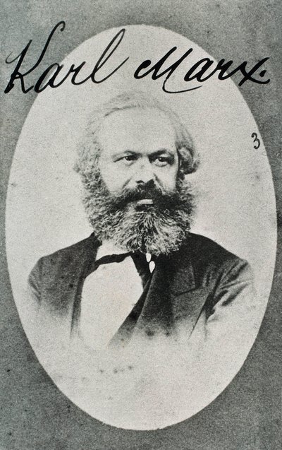 ドイツの哲学者・経済学者であるカール・マルクス（1818-1883）の肖像。写真モントルイユ生活史博物館。 作： Unknown photographer