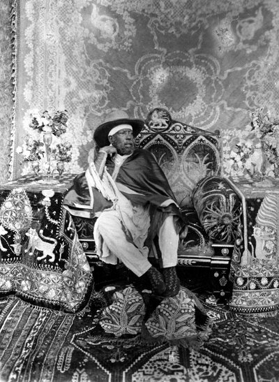 エチオピア皇帝メネリク2世（1844〜1913）の肖像。 作： Unknown photographer