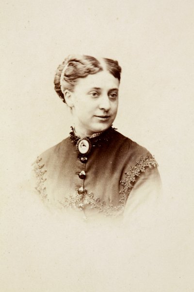 ミス・ダンロップの肖像、1860年代頃（モノクロ写真） 作： Unknown photographer
