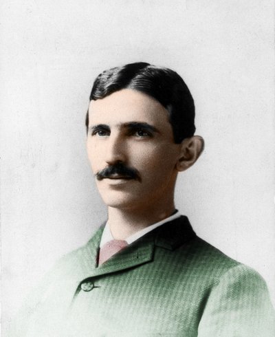 ニコラ（ニコライ）・テスラ（1857-1943）の肖像。電気技師、クロアチアの物理学者でアメリカに帰化。 作： Unknown photographer