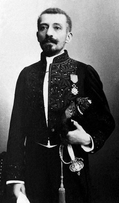 小説家であり、フランス海軍の士官であったピエール・ロティ（1850-1923）のアカデミックな衣装を着た肖像。 作： Unknown photographer