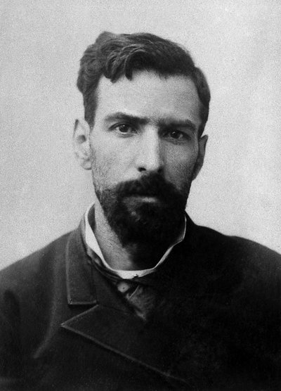 イタリア出身で赤道直下のアフリカを探検したフランス人のピエール・サヴォルグナン・オブ・ブラッツァ（1852-1905）の肖像。 作： Unknown photographer