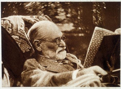 読書するジークムント・フロイトの肖像-1932年7月20日付「Vu」にて 作： 未知の写真家