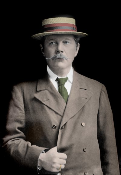 シャーロック・ホームズ」の生みの親であるイギリスの作家、アーサー・コナン・ドイル卿（1859-1930）の肖像。 作： Unknown photographer