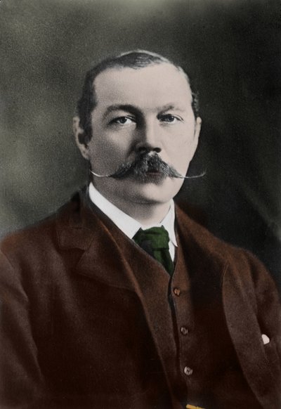 シャーロック・ホームズ」の生みの親であるイギリスの作家、アーサー・コナン・ドイル卿（1859-1930）の肖像。 作： Unknown photographer