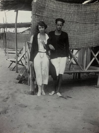 ビーチでのカップルのポートレート、ヴェルシリア島 作： Unknown photographer