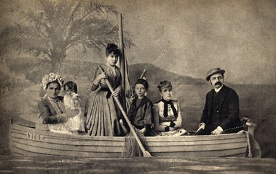 ボートの中で演出された写真家と家族の肖像。写真、19世紀後半、パリColl.セルバ。 作： Unknown photographer