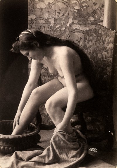 足を洗う裸婦の肖像 作： Unknown photographer