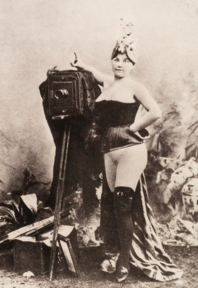アンティーク・カメラに寄りかかる部分的にヌードの女性のポートレート。 作： Unknown photographer