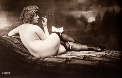 タバコを吸いながら、背中を向けて裸でポーズをとる若い女性の肖像画 作： Unknown photographer