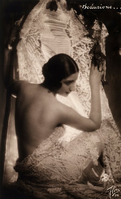 白いレースの布に包まれた若い女性の肖像 作： Unknown photographer
