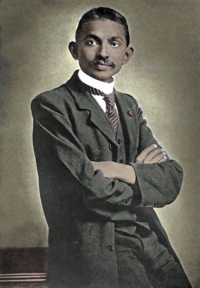 インドの政治的・精神的指導者、モハンダス・カラムチャンド・ガンジー（1869-1948）の肖像。 作： Unknown photographer