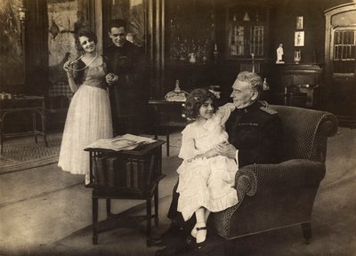 1918年の映画 "Spirale della morte "の撮影現場での女優セシル・トライアンの肖像。 作： Unknown photographer