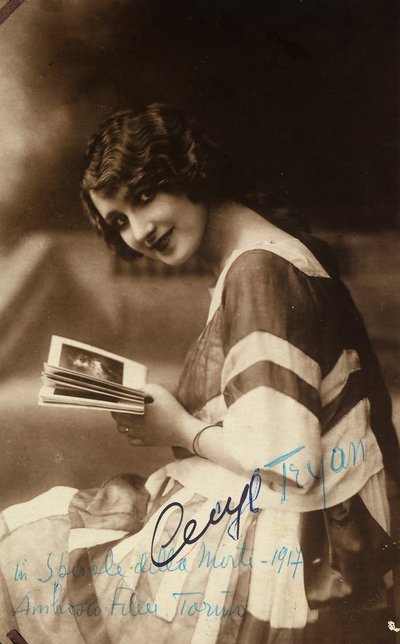 1918年の映画 "Spirale della morte "の撮影現場での女優セシル・トライアンの肖像。 作： Unknown photographer