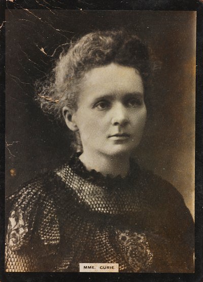 ピエール・キュリーの妻で、1903年に夫とともにノーベル物理学賞を、1911年には化学賞を受賞した。 作： Unknown photographer