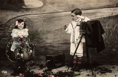 写真家のスタジオでの2人の子供のポートレート 作： Unknown photographer
