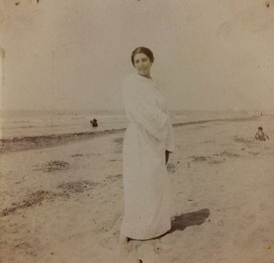 ヴェルシリア、フォルテ・デイ・マルミの海岸での肖像、1910年頃（写真） 作： 未知の写真家
