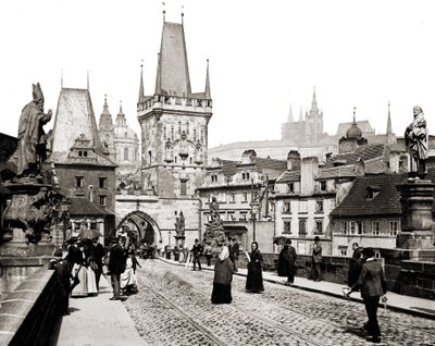 プラハ。カレル橋と旧市街の塔。1890年頃。 作： Unknown photographer