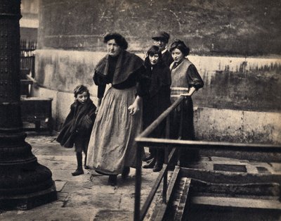 パリで追放された家族の風景。写真、19世紀後半、パリColl.セルバ。 作： Unknown photographer