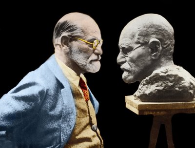 ジークムント・フロイト、精神分析の発明者。1931年、彫刻家大沼ねもんによる胸像の前で。 作： 未知の写真家