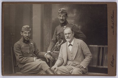 軍服を着たジークムント・フロイトと息子のエルンスト、マルティン、1916年頃（モノクロ写真） 作： 未知の写真家